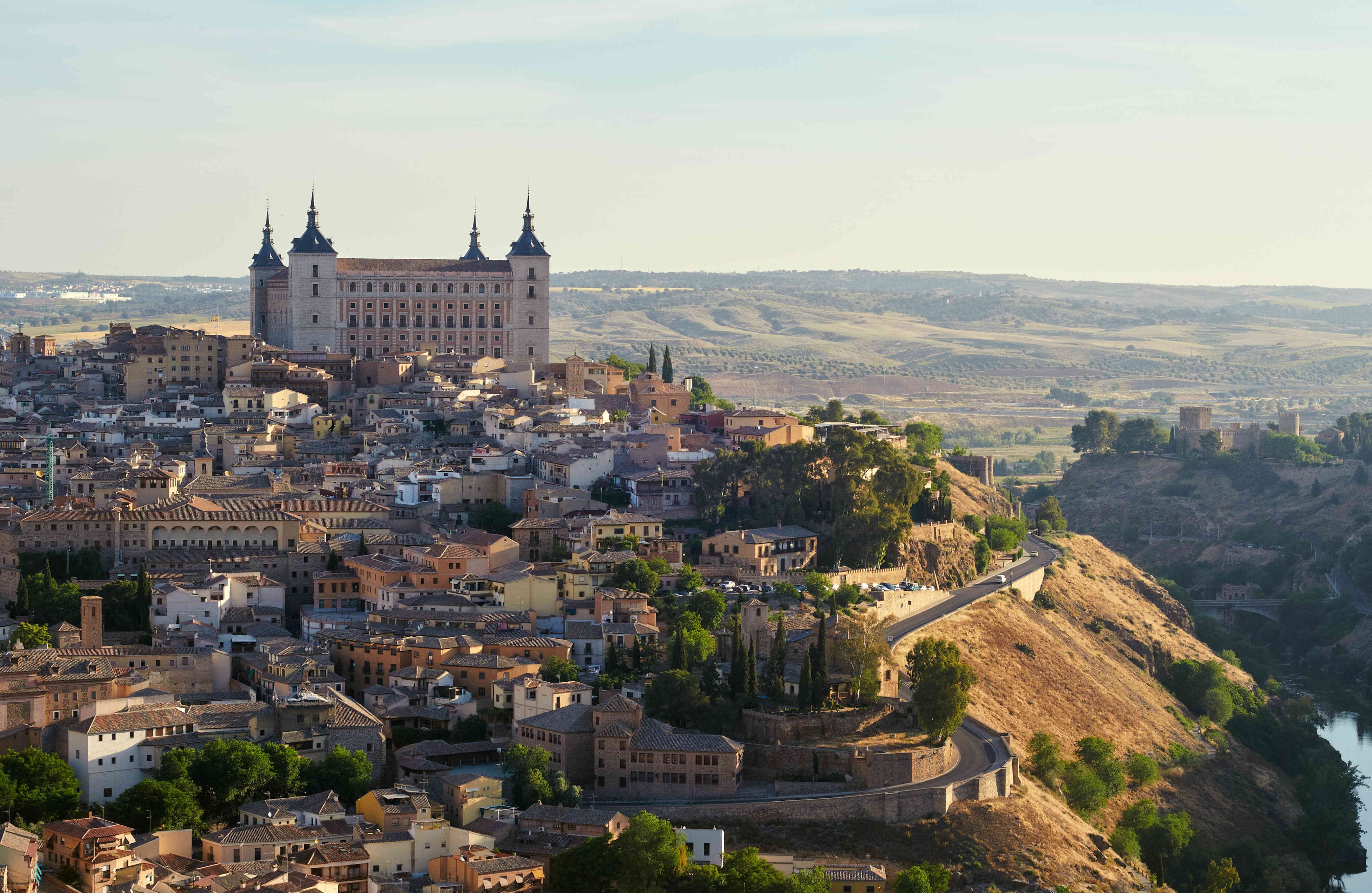 Toledo, España: Este destino conocido como la Ciudad de las tres culturas por su convivencia pacífica de cristianos, musulmanes y judíos fue declarado, en 1986, como Patrimonio de la Humanidad por la Unesco. Es idóneo para quienes disfrutan del turismo histórico y cultural, ya que su arquitectura refleja el pasado medieval de la ciudad y sus calles evocan la historia de Don Quijote y Sancho Panza. Además, los miradores ofrecen vistas que parecen irreales por su belleza.