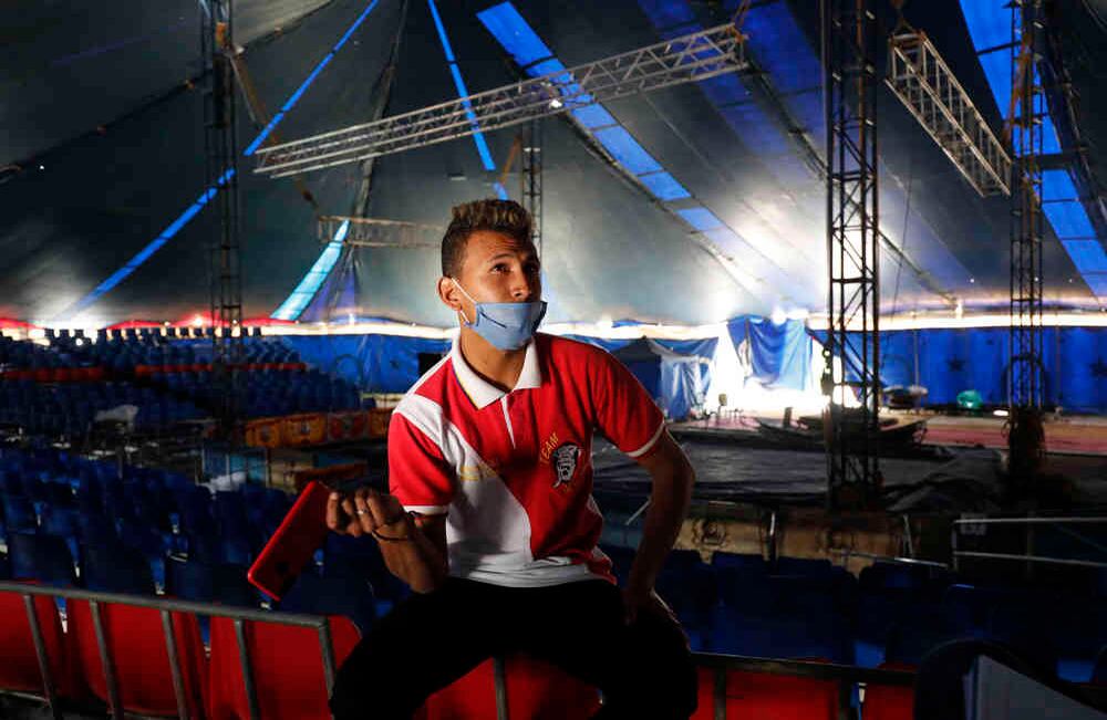 Jesús García no tiene talento circense alguno. Sin embargo, su trabajo puede ser el más osado de todos: mantenerles el ánimo arriba a las cerca de 60 personas que vivían del circo y que atraviesan momentos difíciles. “Les digo que esto pasará y les doy ánimo”, dice este migrante venezolano que hace las veces de administrador en época de pandemia.  Foto: Guillermo Torres SEMANA
