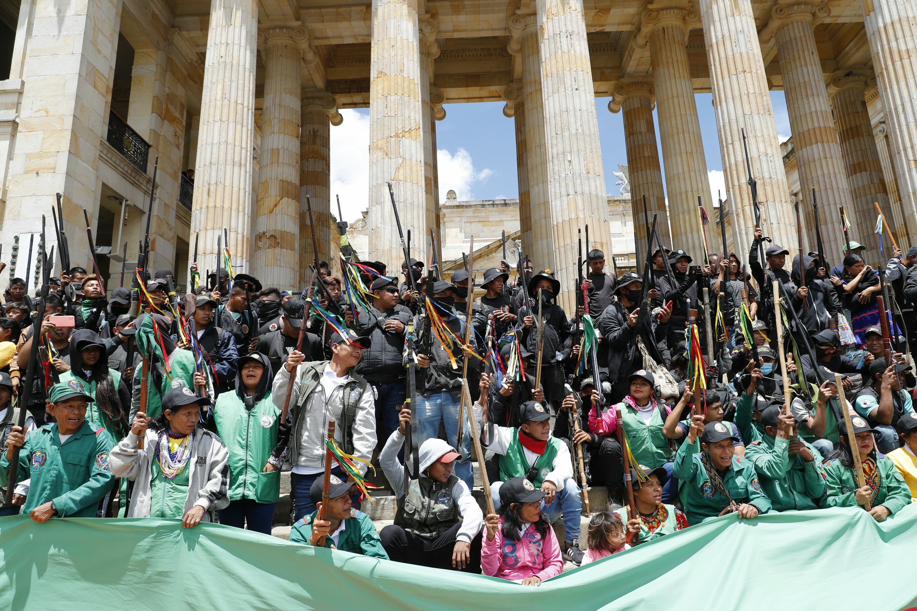Indigenas en las afueras del Congreso