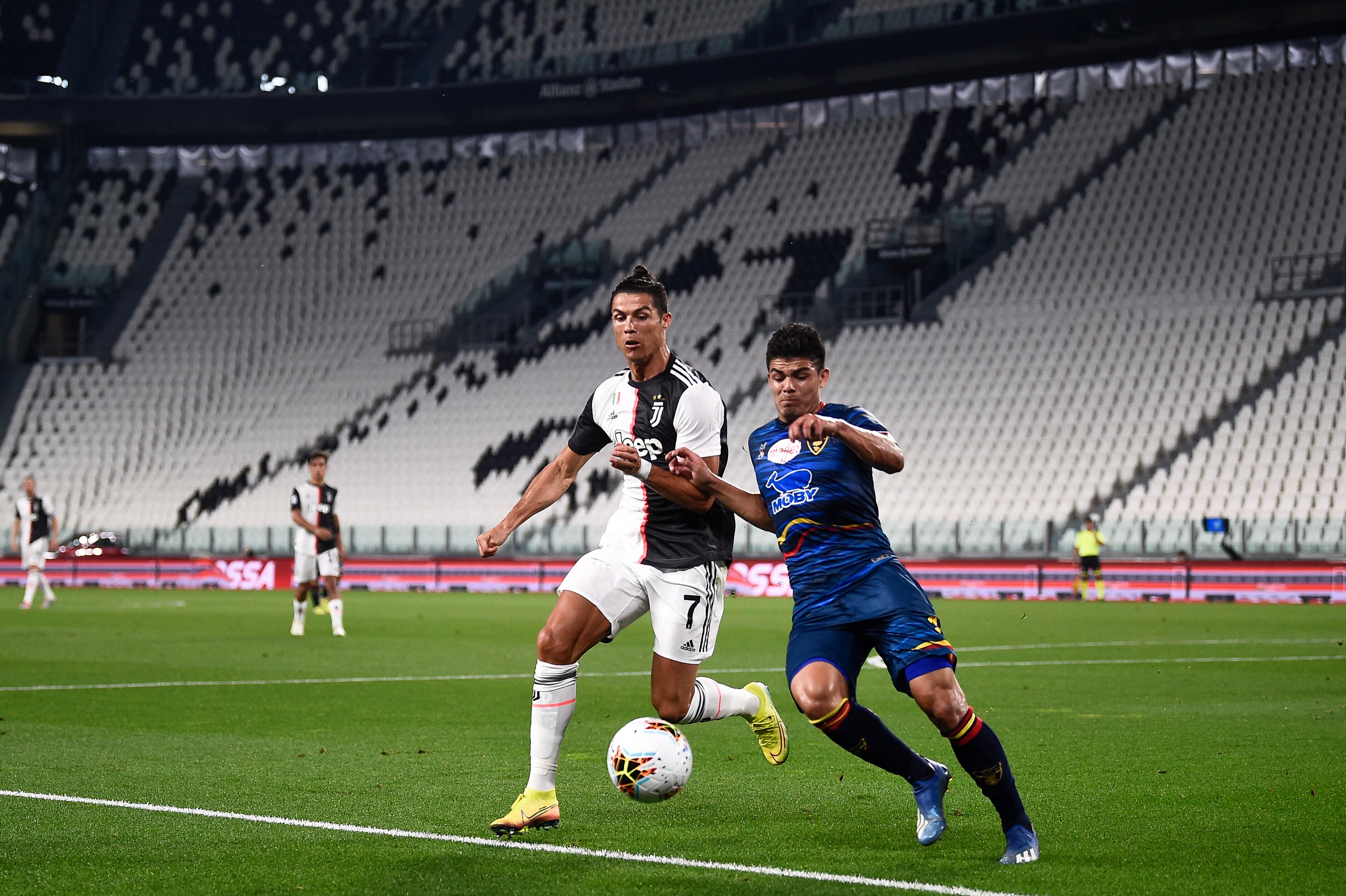 El colombiano llegó a la élite del fútbol italiano vistiendo los colores del Lecce.
