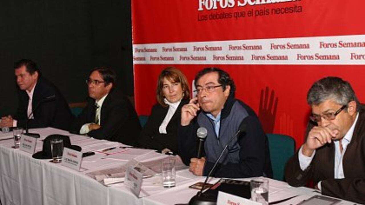 De izquierda a derecha: León Valencia, director de la Fundación Arco Iris; Wilson Borja, representante del Polo; Luz María Sierra, editora general de Semana; Gustavo Petro, senador del Polo y Jorge Iván González, economista de la Universidad Nacional.