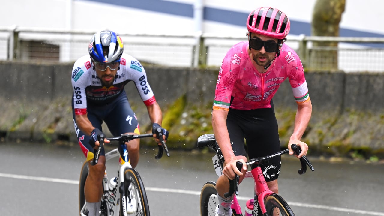 Daniel Martínez atacando junto Ben Healy en la etapa 7 de la Vuelta al País Vasco