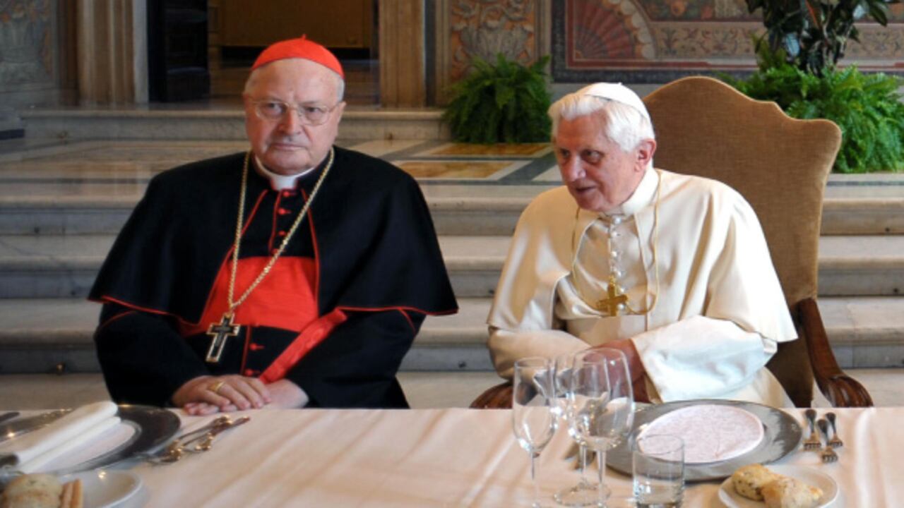 El papa, rodeado por Angelo Sodano, exnúmero dos de Juan Pablo II y Tarcisio Bertone el secretario de Estado que nombró, en una cena en el Vaticano. Los dos prelados estaban enfrentados en una batalla sin piedad por el poder y el dinero de la Santa Sede. Su pelea explica en parte la decisión de Ratzinger.
