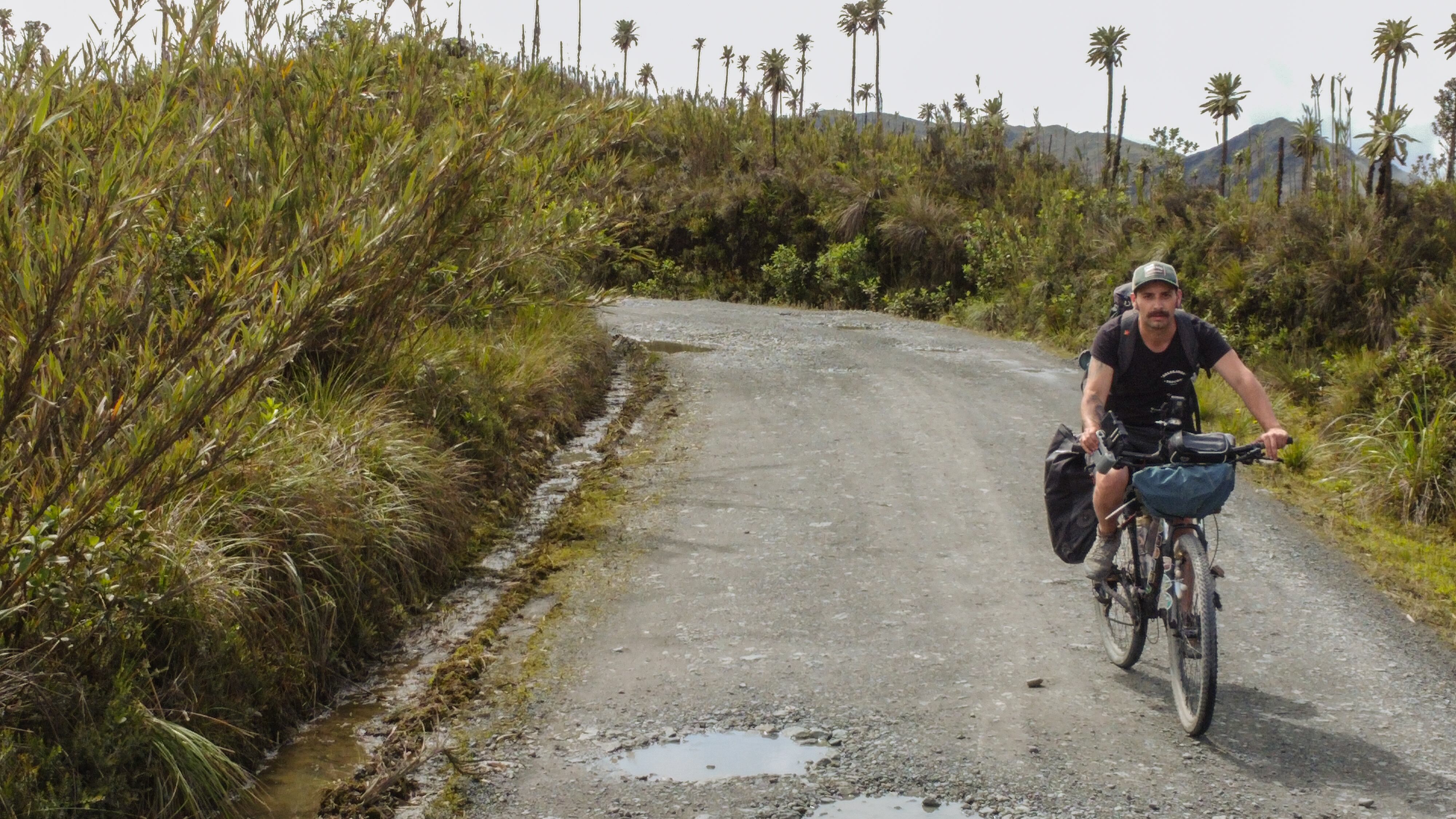 Una de sus rutas más frecuentadas atraviesa el Parque Nacional Natural Chingaza.
