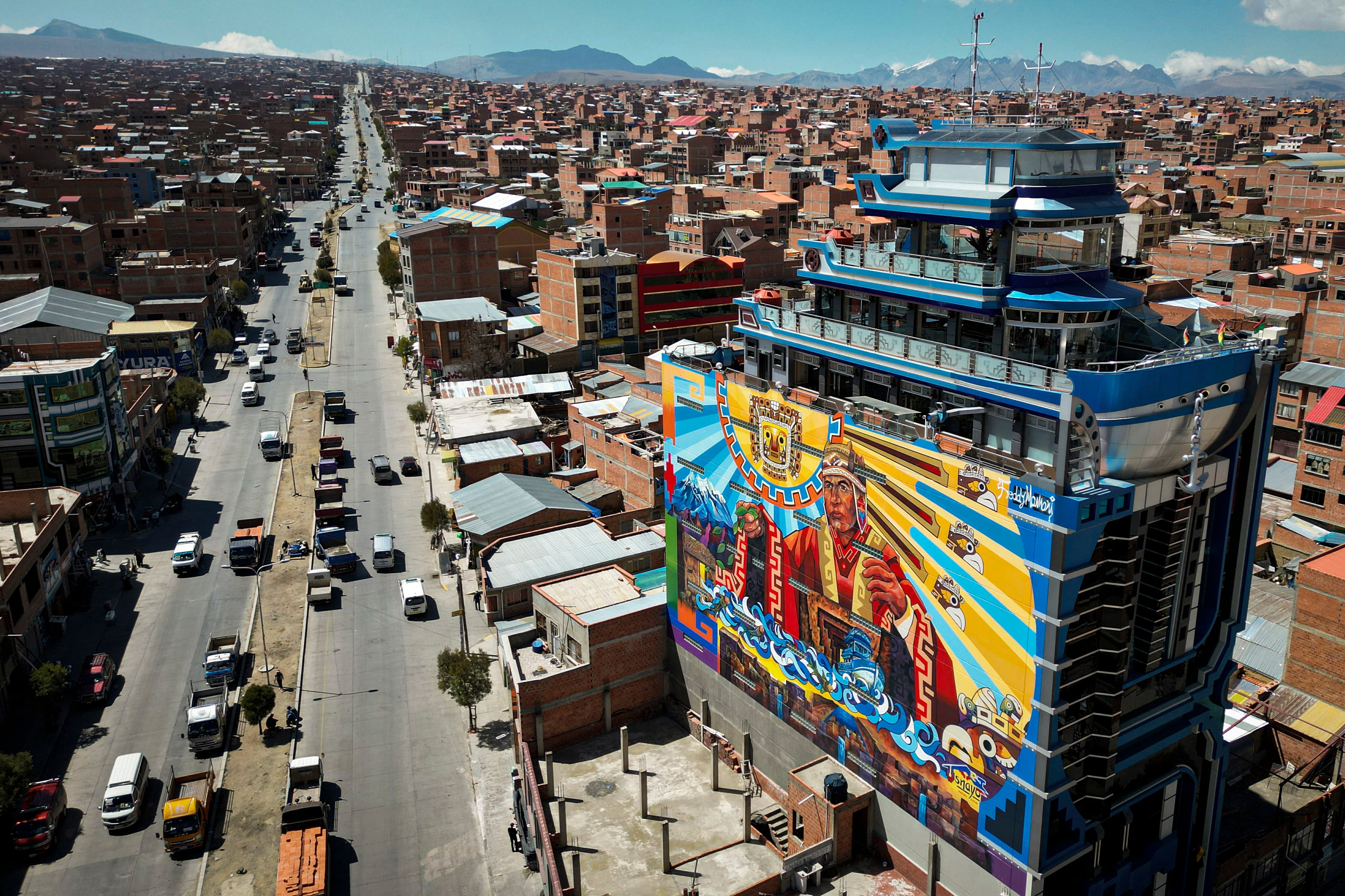 Un edificio conocido como "Cholets" en El Alto, departamento de La Paz, Bolivia. El país tendrá este domingo las elecciones presidenciales.