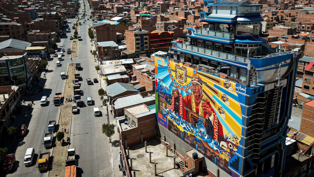 Un edificio conocido como "Cholets" en El Alto, departamento de La Paz, Bolivia. El país tendrá este domingo las elecciones presidenciales.