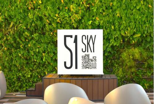 Desde el 51 Sky Bar, en Cartagena, se puede disfrutar de la vista y los atardeceres más impresionantes de la ciudad, mientras llega la noche con una rumba inolvidable. Le contamos más en este video.