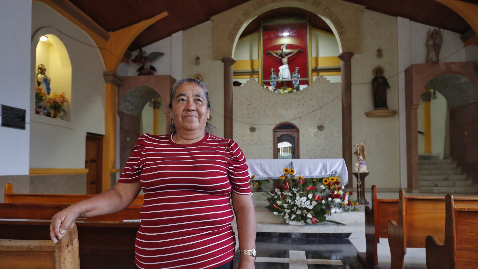 María Ofelia Hernández, nativa de la comunidad de Cuaiquer Viejo, prepara a los niños Awá para los sacramentos católicos en la capilla del Señor de los Milagros de Cuaiquer.