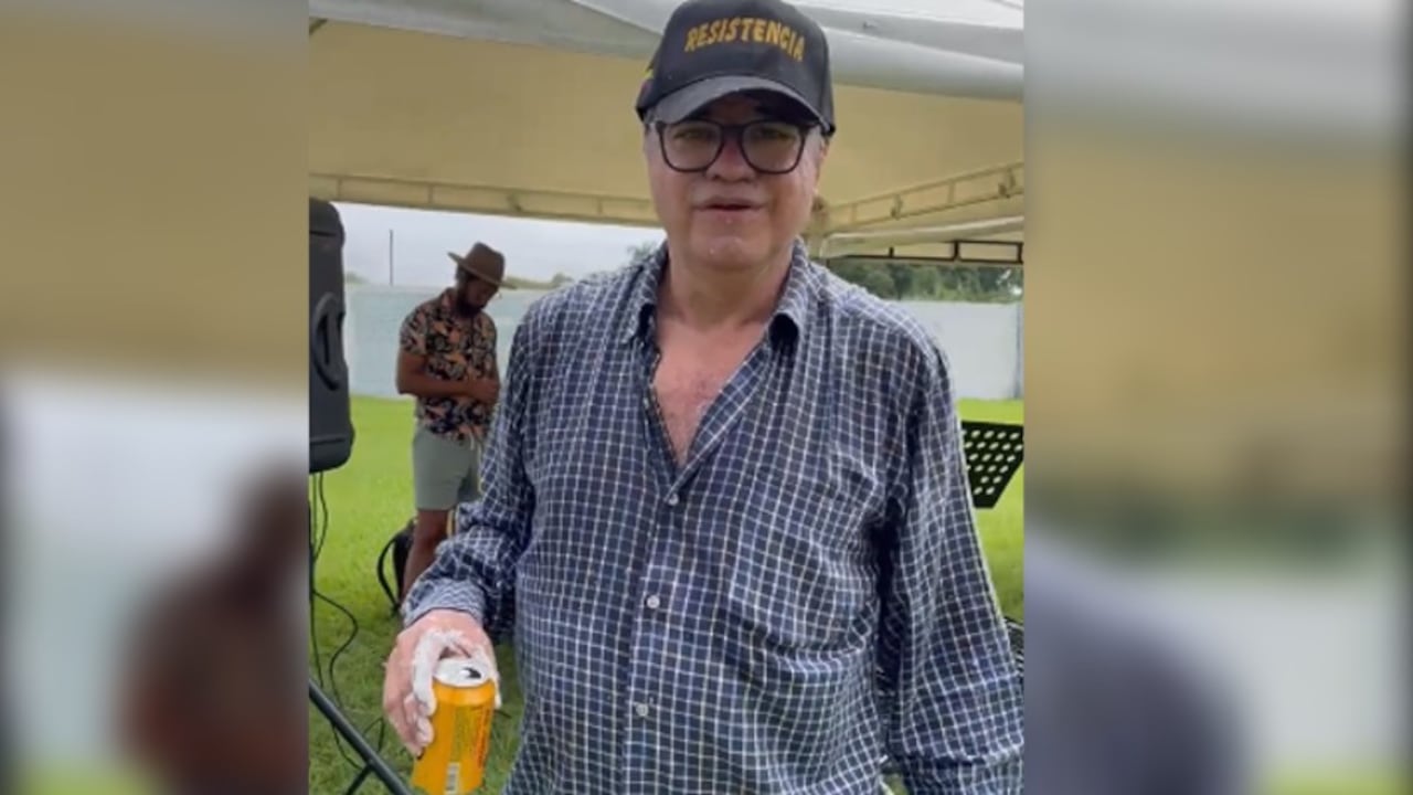 Wilson Arias tomando cerveza y pintando mural a favor de Petro.