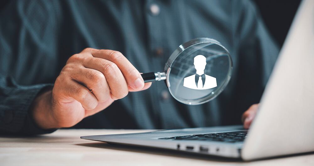 Expertos como Carlos Prieto, profesor de la U. Javeriana, advierten que se debe tener cuidado con las ofertas de semanas de firmas que se inventan empleadores, pues es un fraude y eso está castigado. Está prohibido pagar por tiempos no trabajados.