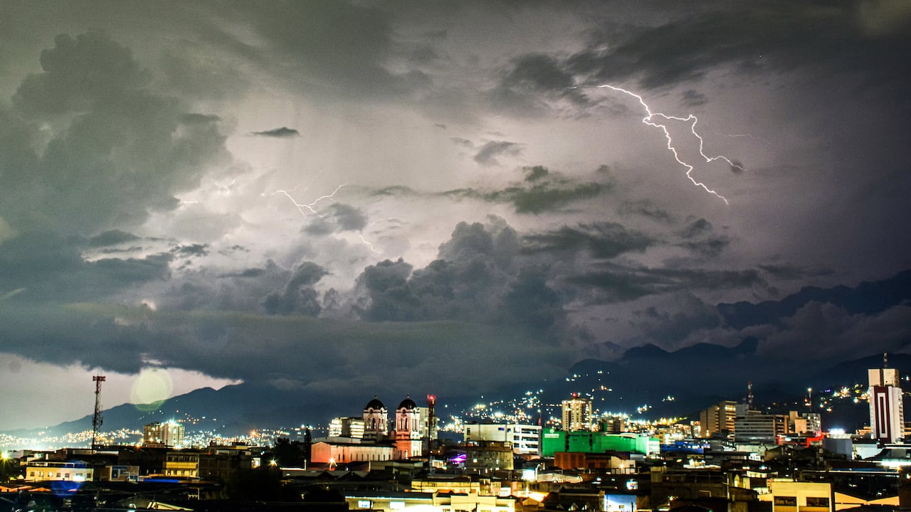 Lluvias con tormentas eléctricas en la ciudad de Cali.