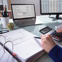 Close-up de la mano de un empresario calcular la factura, recibo, en el lugar de trabajo