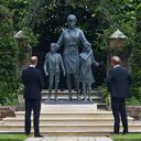 El príncipe Guillermo y el príncipe Harry de Gran Bretaña miran la estatua que encargaron de su madre, la princesa Diana, en lo que habría sido su 60 cumpleaños, en el Sunken Garden en el Palacio de Kensington, Londres, el jueves 1 de julio de 2021 Foto: Dominic Lipinski / Pool Photo via AP
