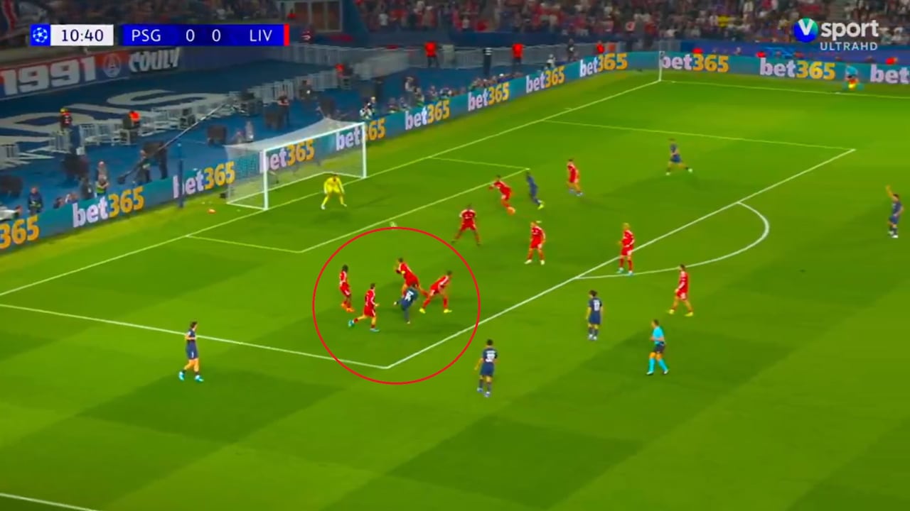 Momento del remate del jugador del PSG.