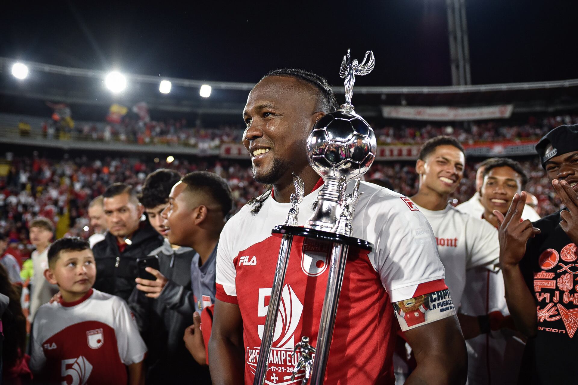 Hugo Rodallega con el trofeo de campeón de la Superliga Colombiana 2025.