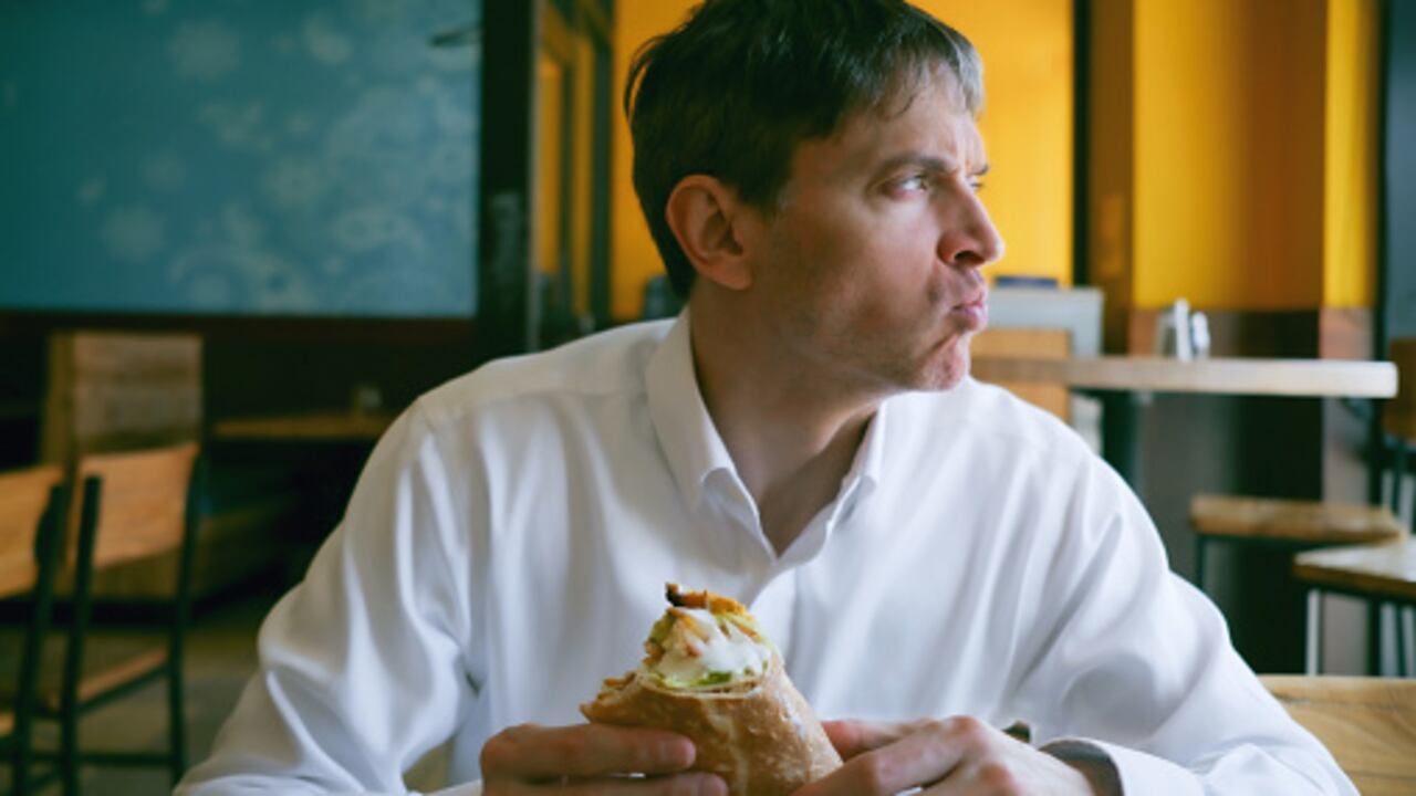 Comer rápido trae consecuencias para la salud.