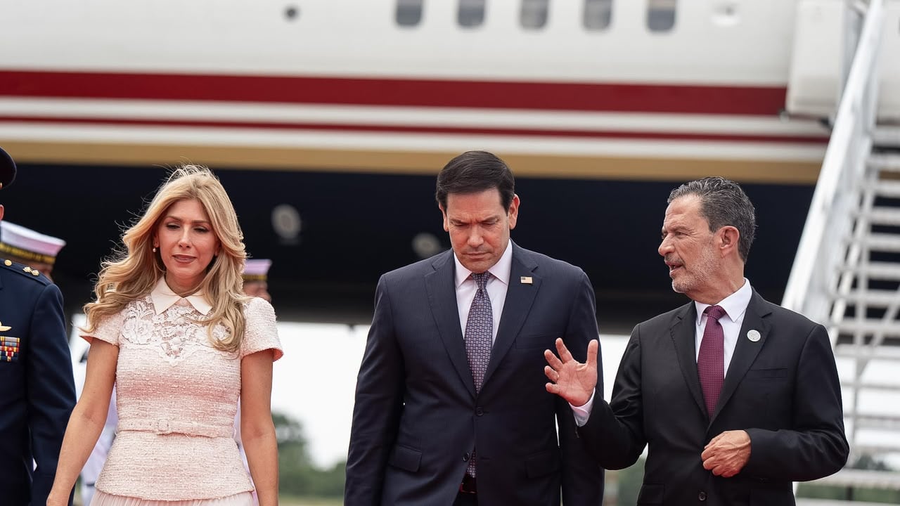 Marco Rubio junto a su esposa, la colombiana Jeanette Dousdebes, y el canciller Omar Bula.