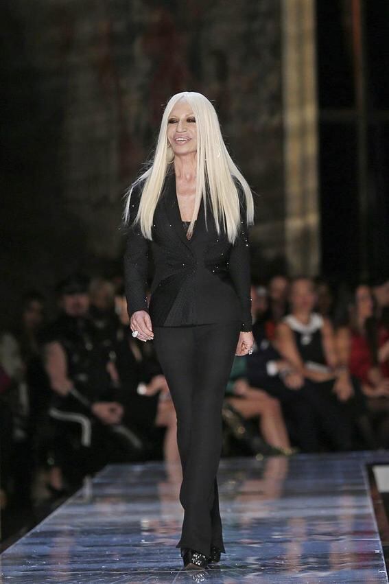 La diseñadora Donatella Versace también desfiló por su pasarela, con la sofisticación que la caracteriza.Foto: EFE