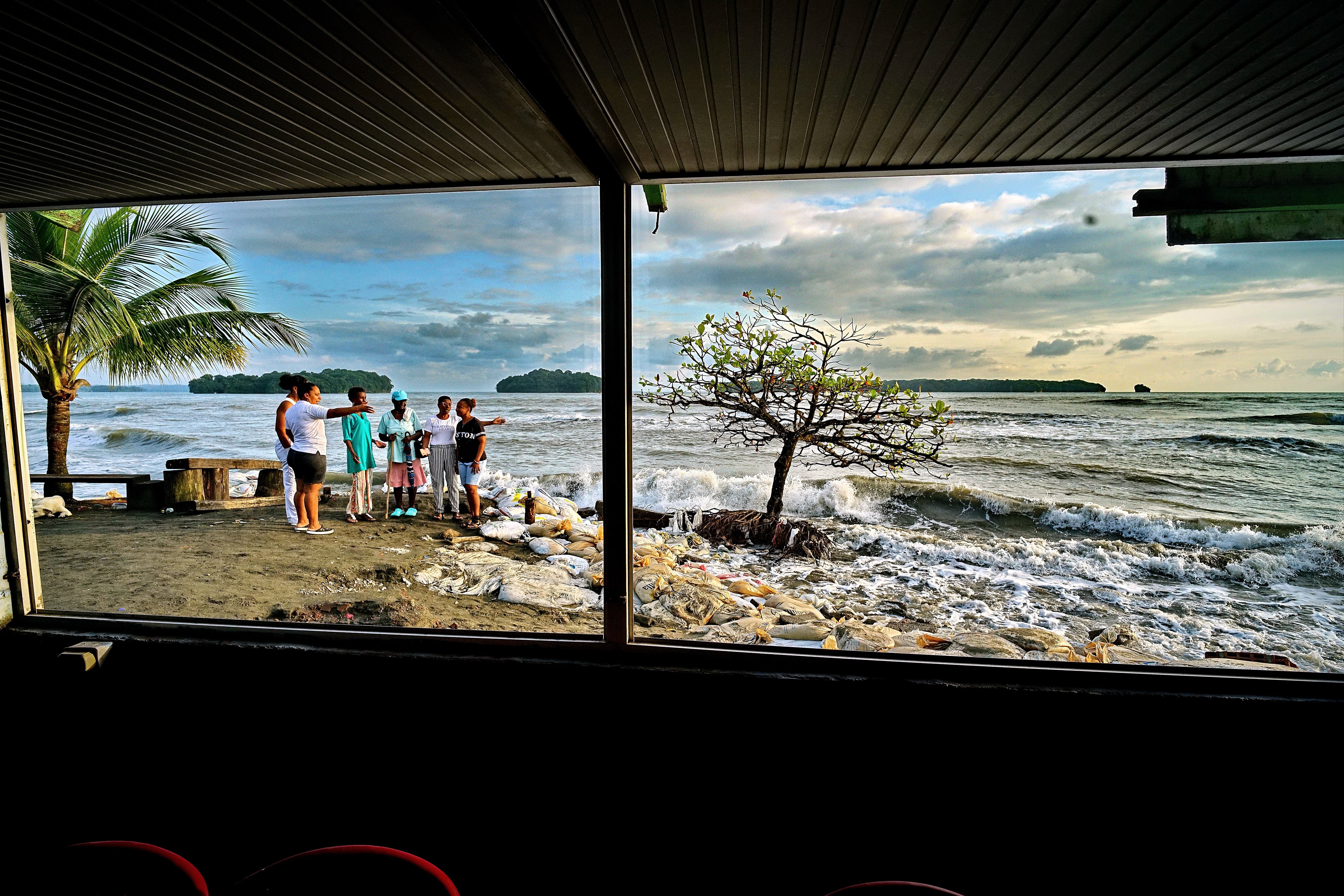Habitantes del sector de Juanchaco en Buenaventura, ven desde hace más de 20 años, como el mar, sube de nivel por el cambio climático, destruyendo sus viviendas y dejando a muchos, en la calle. 5 de diciembre de 2024. Foto Jorge Orozco / El País.