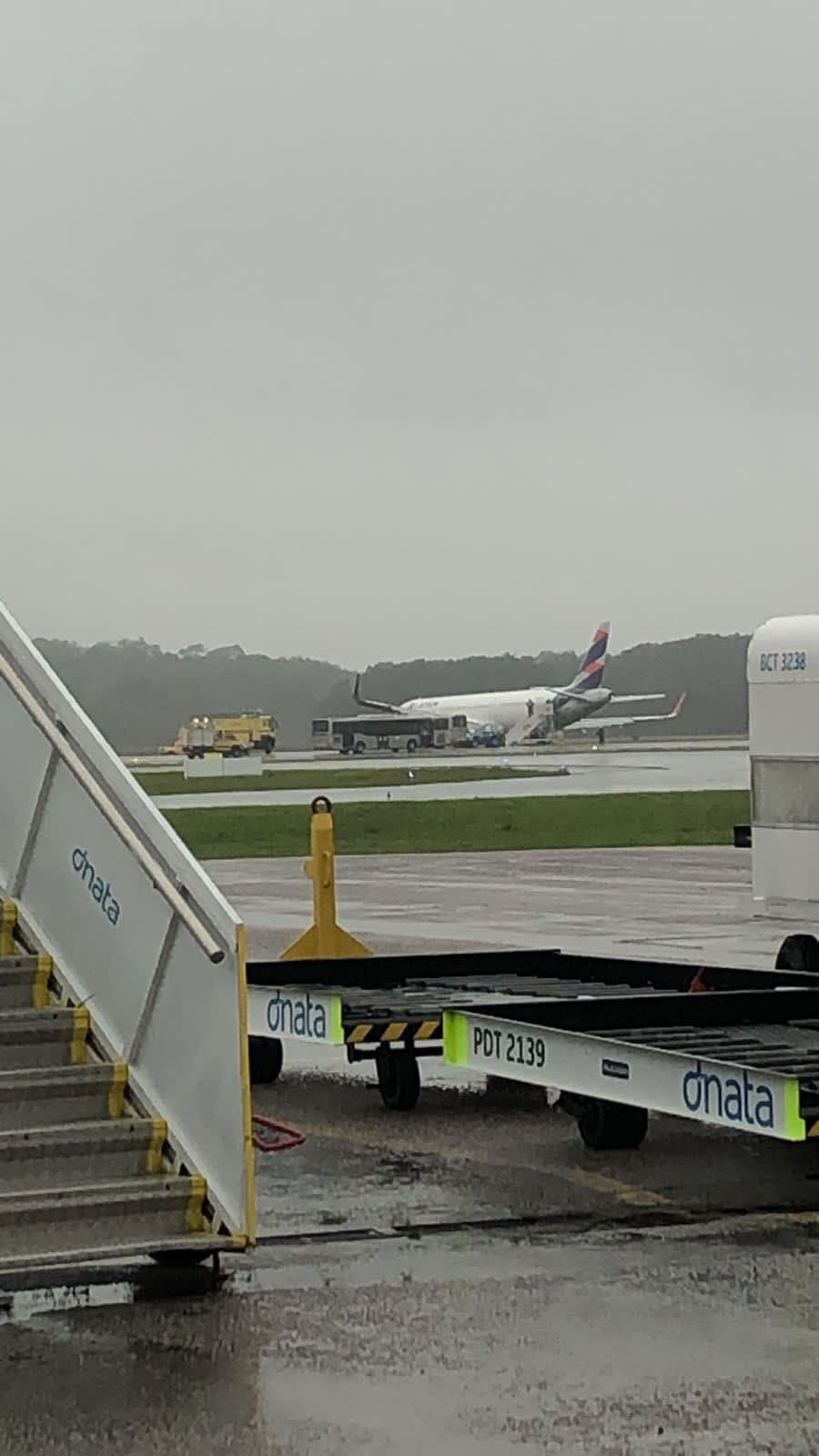 El avión aterrizó con éxito, pero luego derrapó y termino encallado en uno de los prados anexos a la pista.