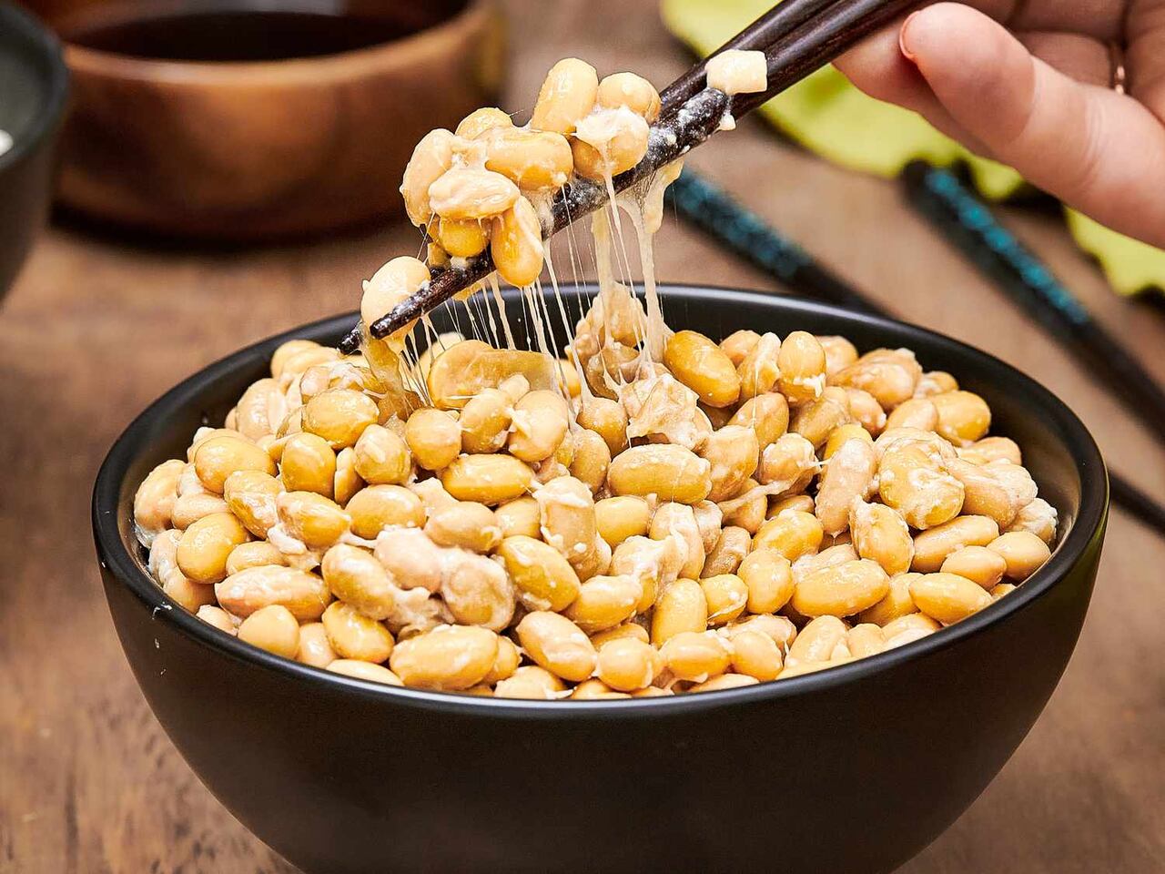 Plato de natto.