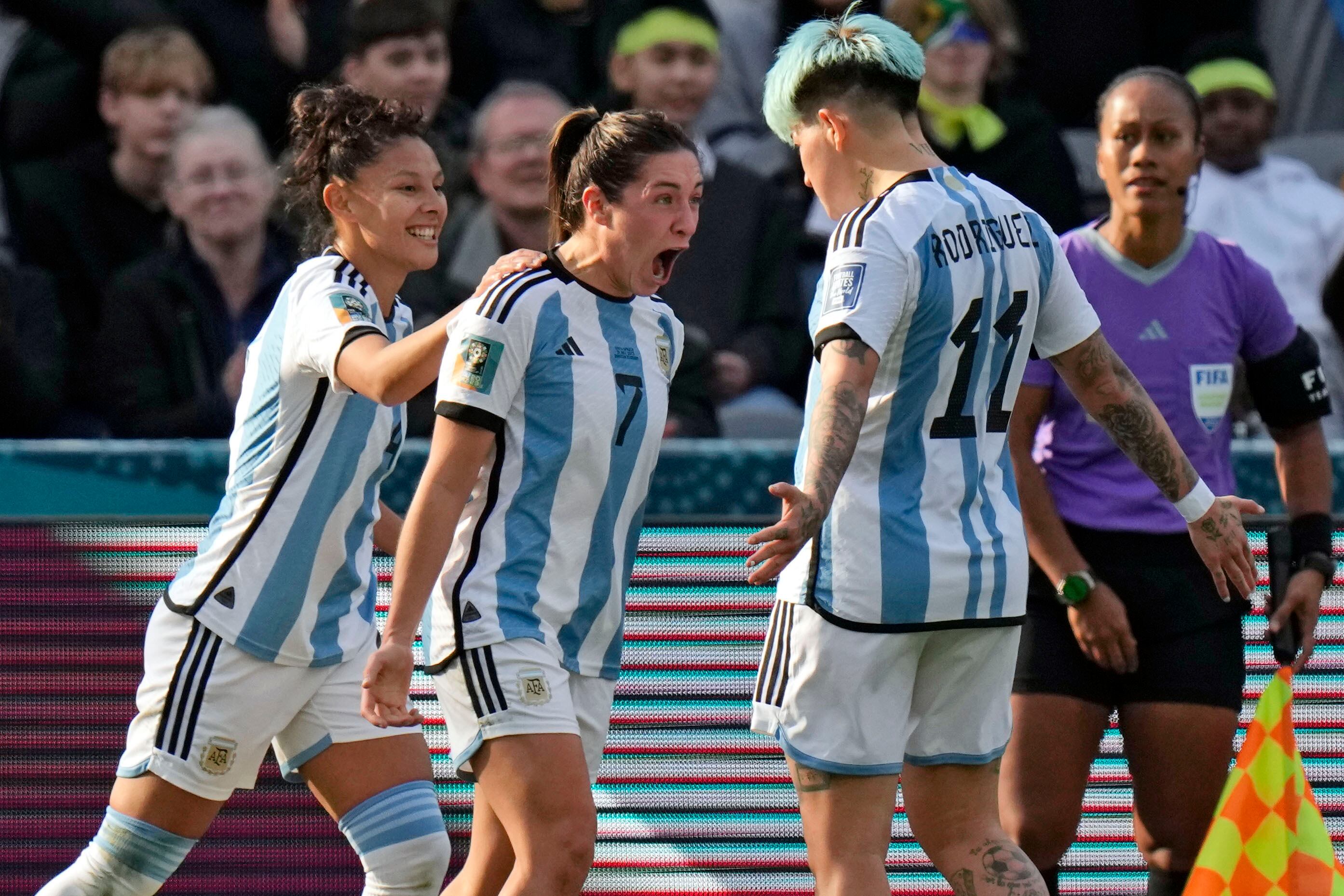 Romina Núñez (centro) festeja tras anotar el tanto del empate por Argentina ante Sudáfrica en el Mundial, el viernes 28 de julio de 2023, en Dunedin, Nueva Zelanda (AP Foto/Alessandra Tarantino)