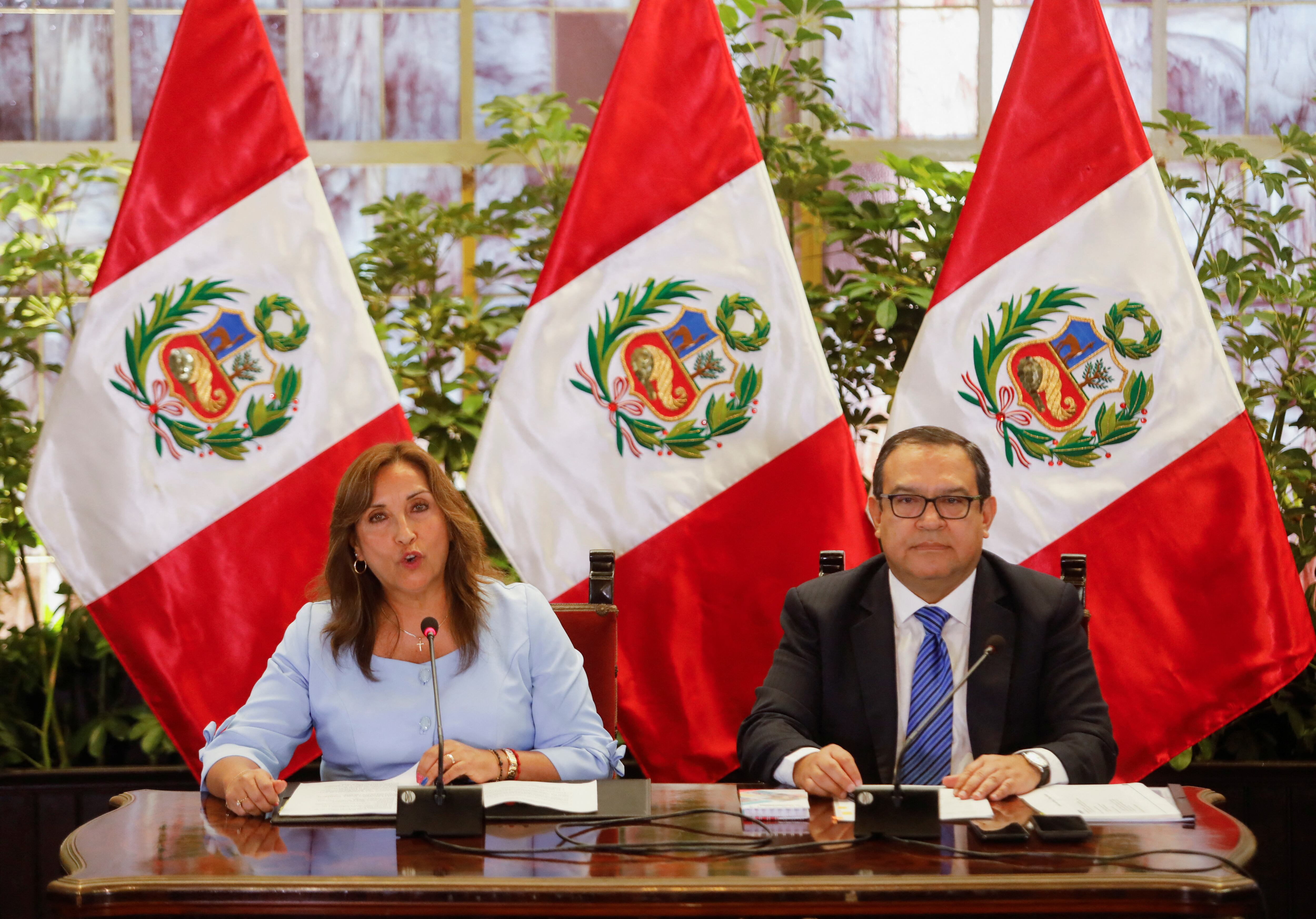 La presidenta de Perú, Dina Boluarte, y el primer ministro, Alberto Otarola, se dirigen a los medios de comunicación en Lima, Perú, el 10 de febrero de 2023.
