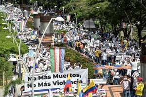CALI, COLOMBIA - 25 DE MAYO: Manifestantes caminan por el Bulevar del Río sosteniendo pancartas y gritando consignas contra los bloqueos de huelga y pidiendo el bienestar de la ciudad durante la "Marcha del Silencio" antes de la huelga nacional de mañana el 25 de mayo de 2021 en Cali, Colombia. Cali es el epicentro de las protestas contra el gobierno de Iván Duque, que no han cesado desde el 28 de abril. Para mañana se ha convocado otra masiva protesta nacional. (Foto de Gabriel Aponte / Getty Images)