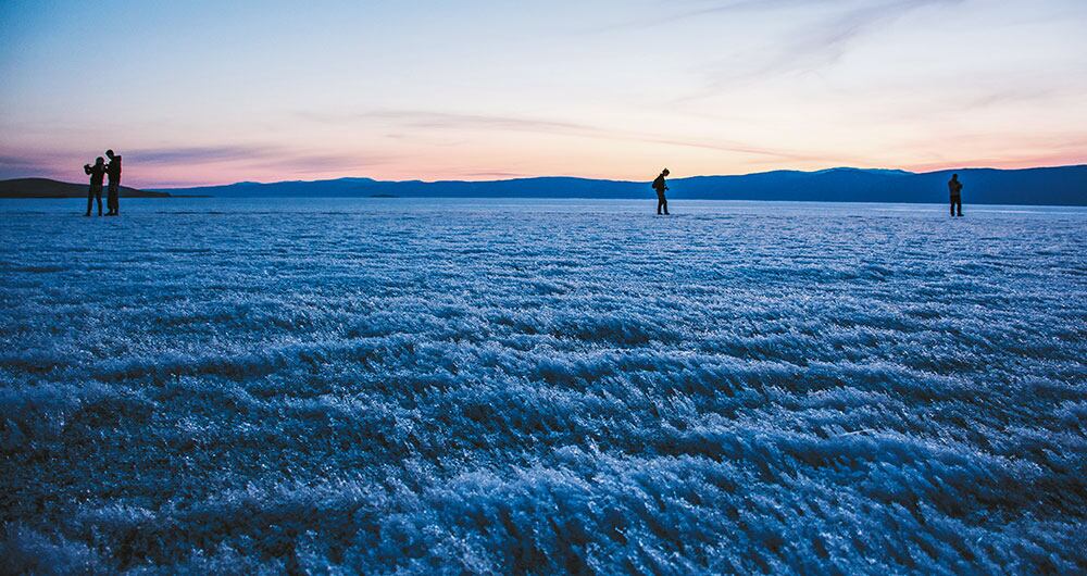 El lago Baikal congelado. También conocido como La Perla de Siberia, es el lago de agua dulce más grande del mundo. Se dice que se convertirá en el próximo océano, dividiendo el continente asiático en dos. Durante el invierno, su capa de hielo es tan gruesa que se recorre en auto. Para cuando llegué ahí, a mediados de abril, el hielo ya era más fino. El amanecer en el Baikal es mágico, el hielo del lago cambia de color y de textura a lo largo del día.