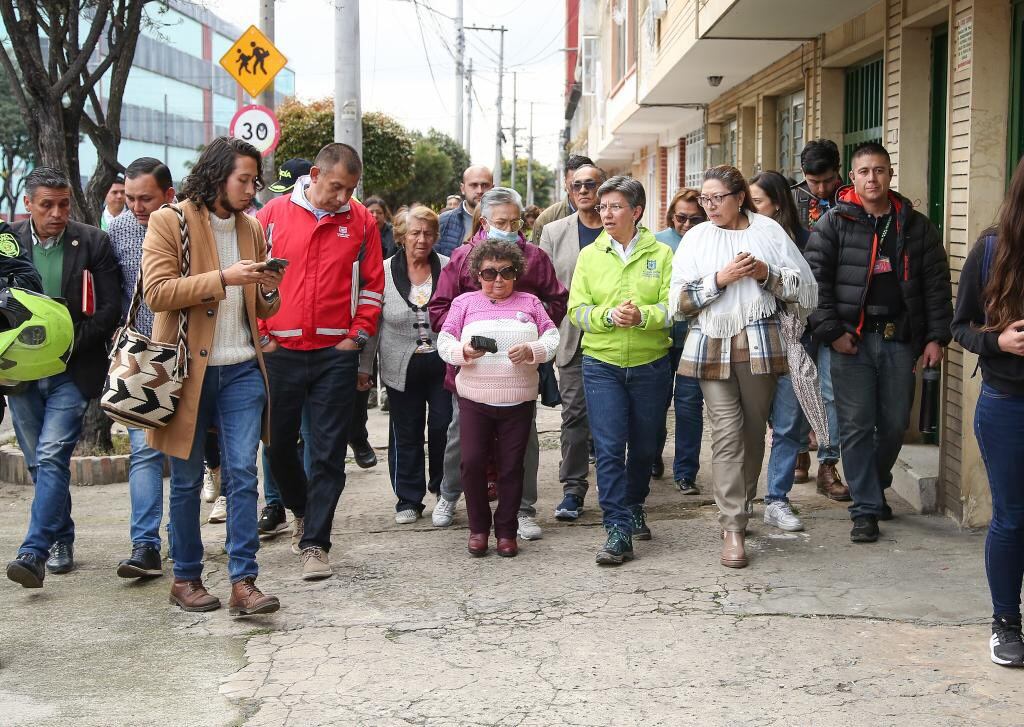 Claudia López durante un recorrido en San Antonio.