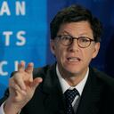 José Miguel Vivanco, director para las Américas de Human Rights Watch, habla con los medios de comunicación durante una conferencia de prensa en Bogotá. Según el informe presentado por Vivanco, el gobierno del presidente Álvaro Uribe Vélez ha tratado de obstruir los esfuerzos legales para librar a Colombia de las milicias de extrema derecha y castigar a los políticos y oficiales militares que colaboraron con ellos.