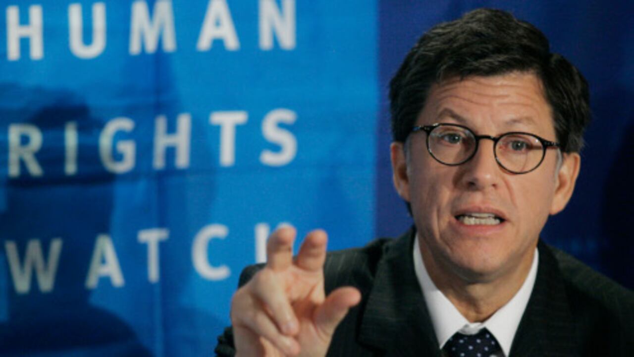 José Miguel Vivanco, director para las Américas de Human Rights Watch, habla con los medios de comunicación durante una conferencia de prensa en Bogotá. Según el informe presentado por Vivanco, el gobierno del presidente Álvaro Uribe Vélez ha tratado de obstruir los esfuerzos legales para librar a Colombia de las milicias de extrema derecha y castigar a los políticos y oficiales militares que colaboraron con ellos.