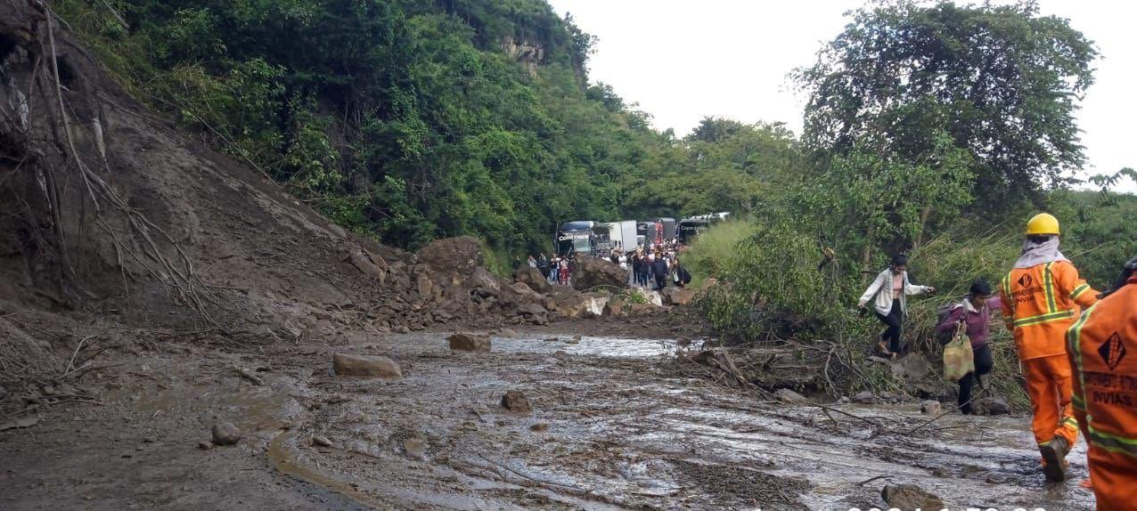 Un derrumbe ocurrido en la madrugada de este martes, 1 de octubre, en el sector conocido como El Raizón, entre los municipios de San Gil y Socorro, en Santander, obligó al cierre total de la vía que comunica a Bogotá con Bucaramanga.