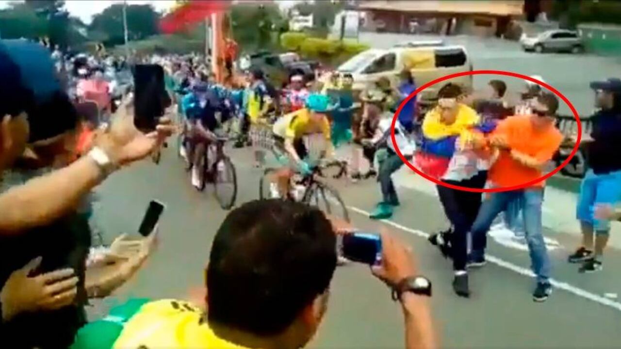 El video que circula en redes sociales muestra el momento exacto en que un aficionado empuja con intención a otro, ocasionando el incidente que casi deja por fuera de competencia a Nairo y Sosa.
