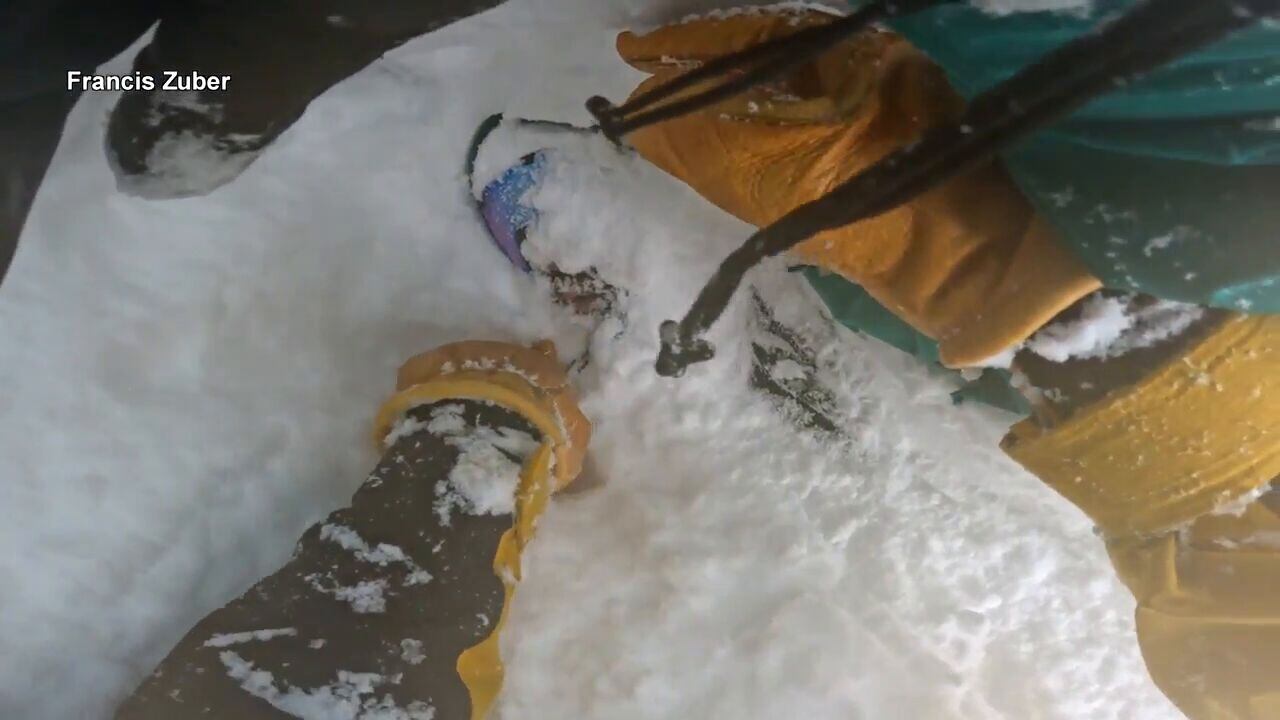 En video quedó registrado el dramático rescate de esquiador que practicaba snowboard y quien quedó atrapado en un pozo de nieve cerca de Mt. Baker, en el estado de Washington.