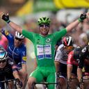 Mark Cavendish cruza la meta al gnar la décima etapa del Tour de Francia, el martes 6 de julio de 2021, en Valence. (AP Foto/Daniel Cole)