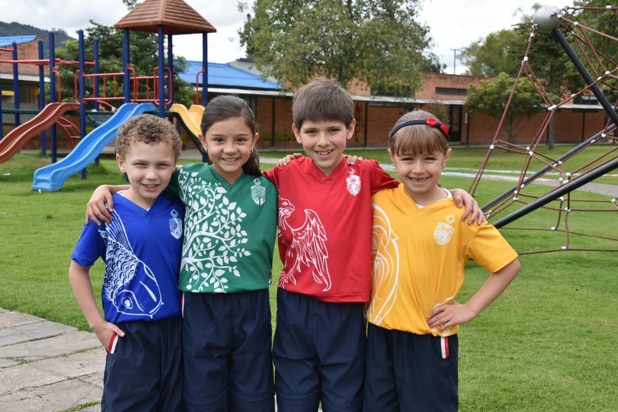 El San Mateo Apóstol hace parte del grupo internacional Inspired, al que pertenecen más de 60 planteles Premium del mundo (con modelos educativos innovadores) y cerca de 50 mil niñas, niños y jóvenes que disfrutan de ventajas, como: actividades académicas, culturales y deportivas; al igual que intercambios, campamentos de verano y grupos de investigación.