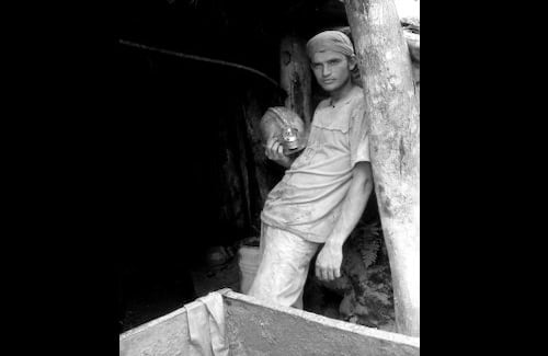 Miradas de Oro / Aficionado

Marmato (Caldas) es un pueblo minero por tradición.  Esta fotografía fue tomada en un momento de descanso de los mineros. Un vivo retrato de la cotidianidad de estos hombres y mujeres, que pretende sacarlos de la oscuridad de las minas. 
