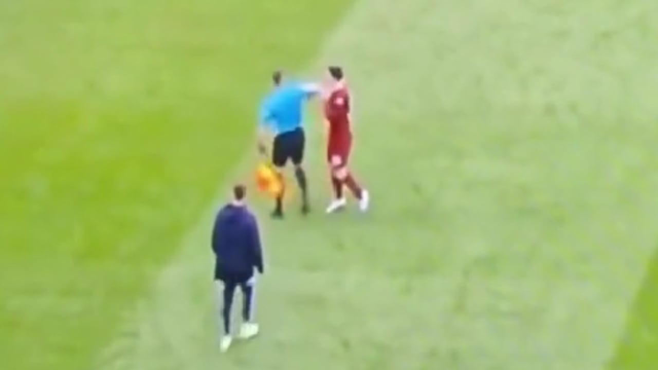 El momento exacto en el que árbitro le dio codazo a Robertson, jugador del Liverpool.