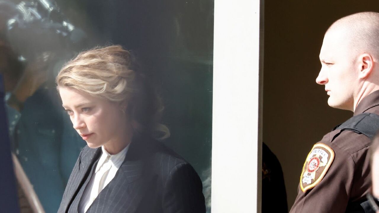 La actriz Amber Heard, que interpreta a Mera la hermana de Aquaman, podría salir del casting de la película