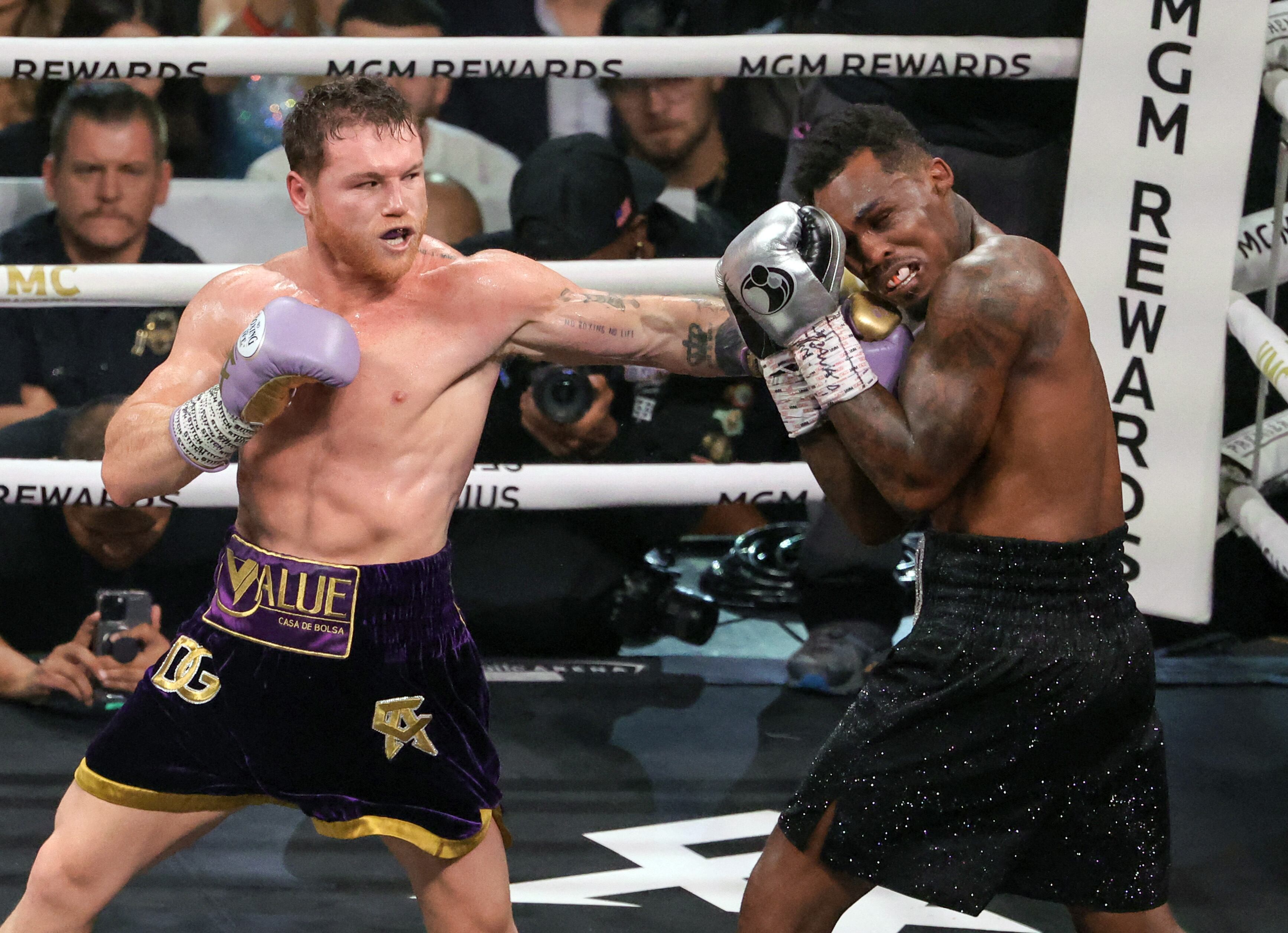 Saúl 'Canelo Álvarez (I) derrotó a Jermell Charlo en una de las peleas más promocionadas de la temporada del boxeo internacional.