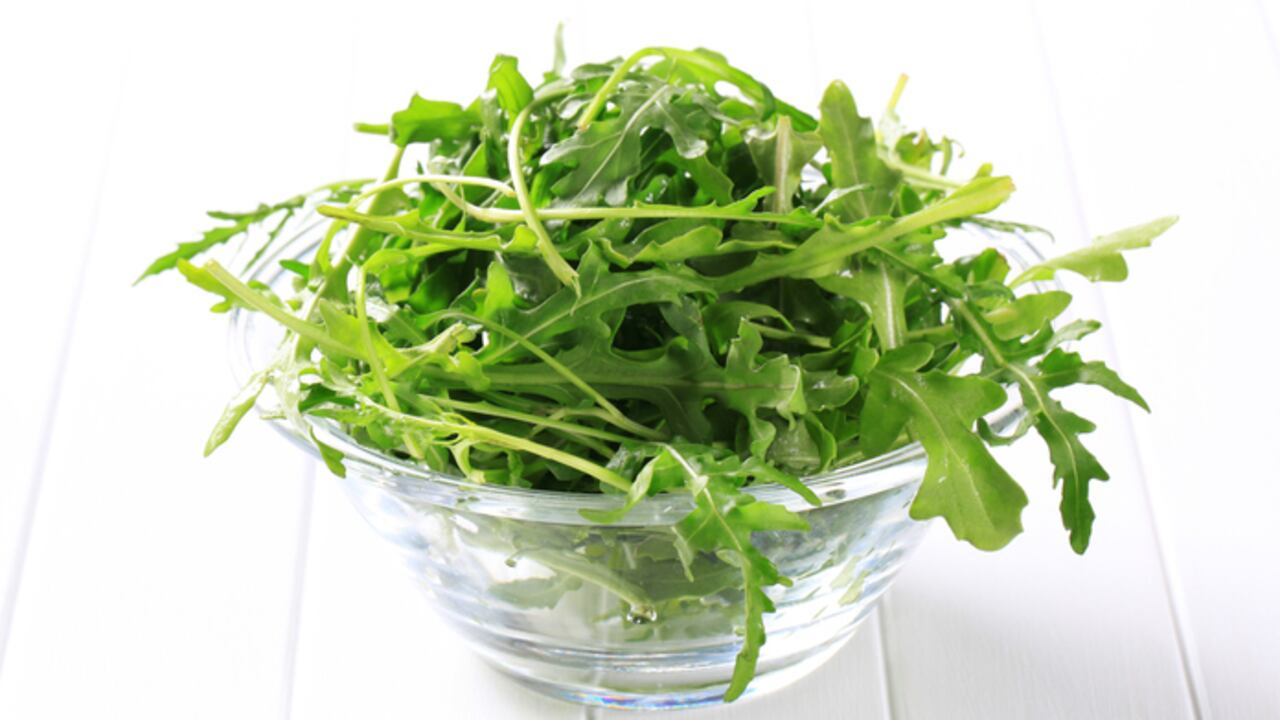 La rugula es un vegetal rico en vitaminas A y C y en compuestos fenólicos, como luteína y zeaxantina, con propiedades antioxidantes y antiinflamatorias.