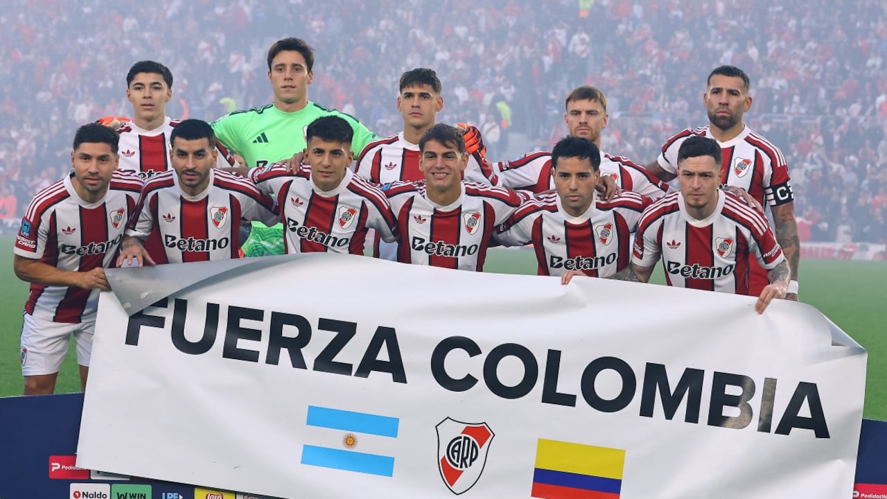 River Plate toma viento en la camiseta tras su victoria en el MAS Monumental de Buenos Aires, Argentina.