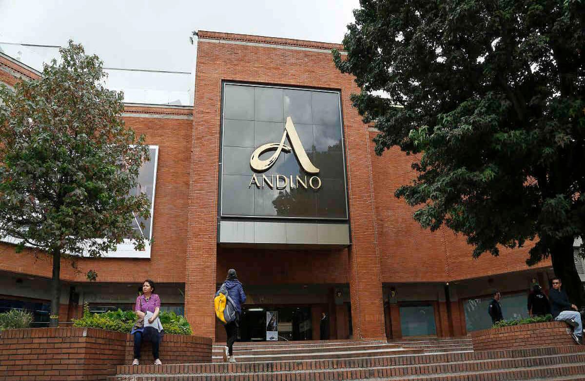 El centro comercial abrió sus puertas tras el atentado tal como lo dijo Santos la noche antes:  "El terrorismo lo que que quiere es cambiar la agenda al país, empezando por el presidente, la respuesta por este tipo de ataque es la normalidad", afirmó Santos.  Fotografía: Guillermo Torres/ SEMANA