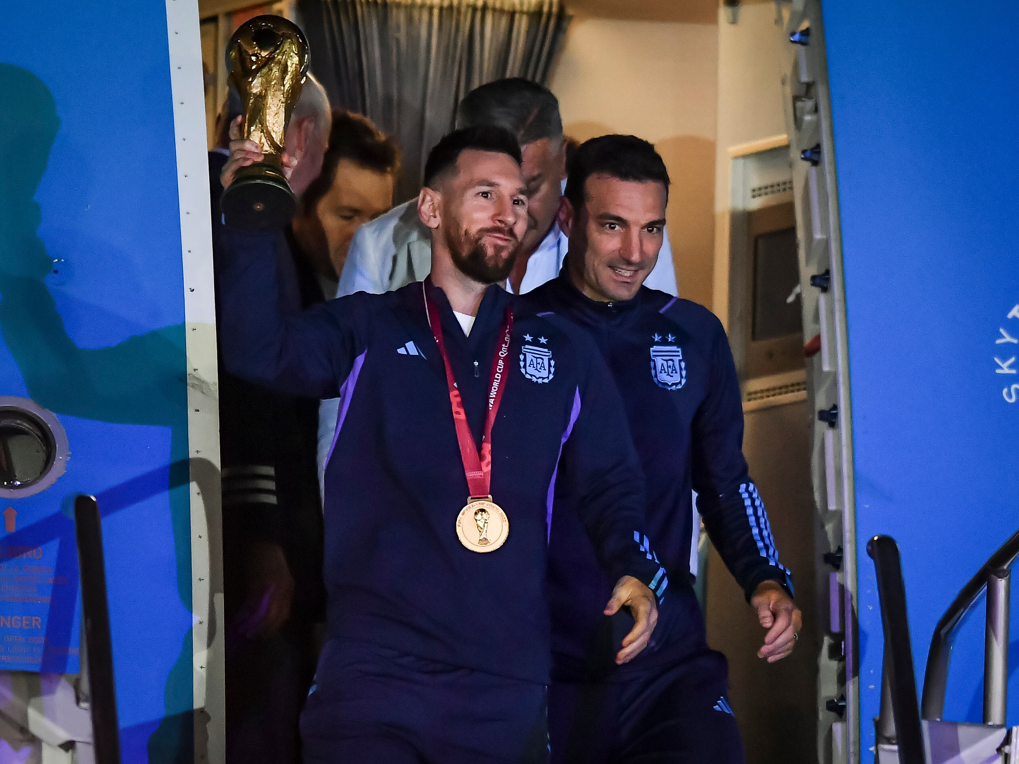Lionel Messi junto a Scaloni cuando obtuvieron la Copa Mundial de la FIFA Qatar 2022