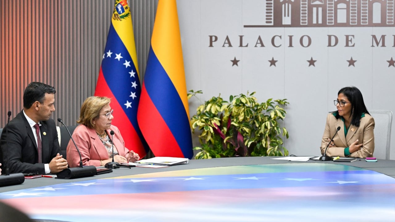 La presidenta interina de Venezuela, Delcy Rodríguez (derecha), se reúne con la canciller colombiana, Rosa Yolanda Villavicencio (centro), y el ministro de Defensa, Pedro Arnulfo Sánchez (izquierda), en el Palacio Presidencial de Miraflores, Caracas, el 13 de marzo de 2026.
