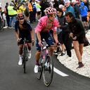 Rigoberto Urán y Richard Carapaz en el ascenso del mont Ventoux