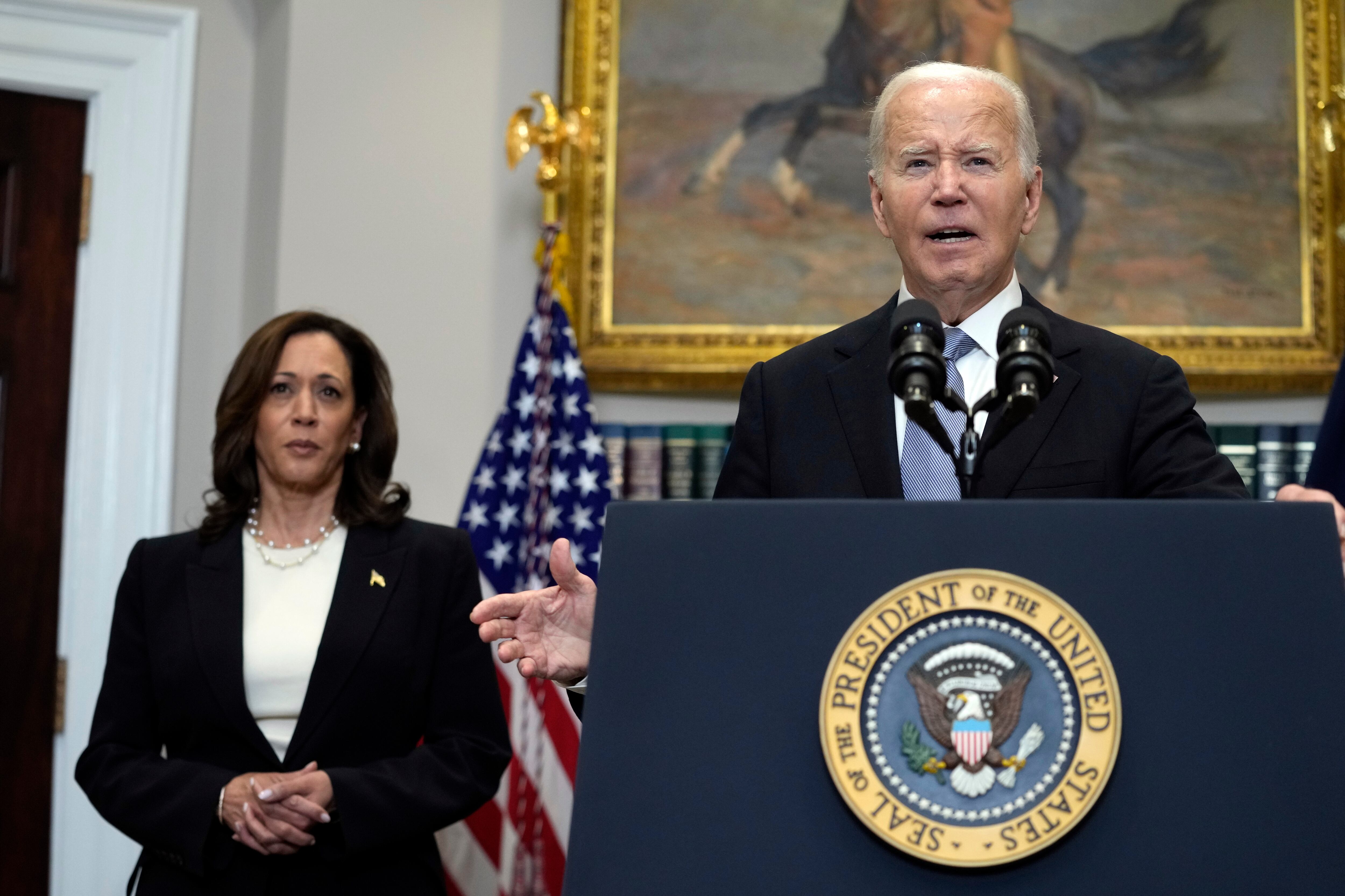 El presidente Joe Biden habla desde la Sala Roosevelt de la Casa Blanca en Washington, el domingo 14 de julio de 2024, sobre el aparente intento de asesinato del expresidente Donald Trump en un mitin de campaña en Pensilvania, mientras escucha la vicepresidenta Kamala Harris. (Foto AP/Susan Walsh)
