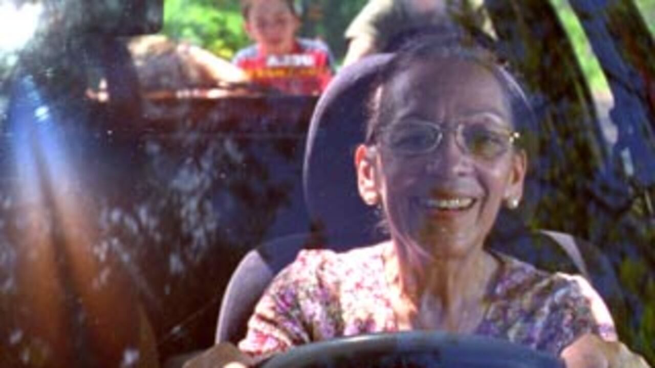 La abuela Sofía (Lucy Martínez) conduce a sus nietos (Pablo Trujillo y Riccardo Gabrielli) en un viaje para “alcanzar los propios sueños”