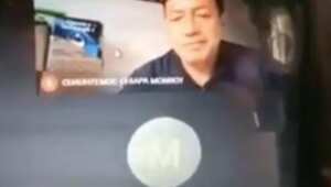 Alumnos descubren a su maestro golpeando a su esposa antes de iniciar clase en línea